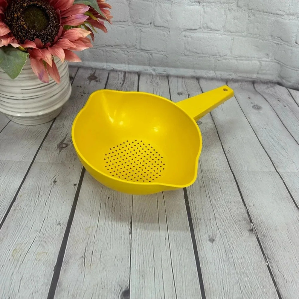 vintage Tupperware 1 quart strainer 1200